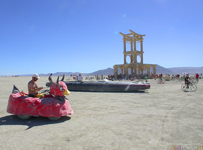 Cars-vehicles-Playa-Burning-Man-2007-Black-Rock-Desert-Nevada-USA-DSCN4689.jpg