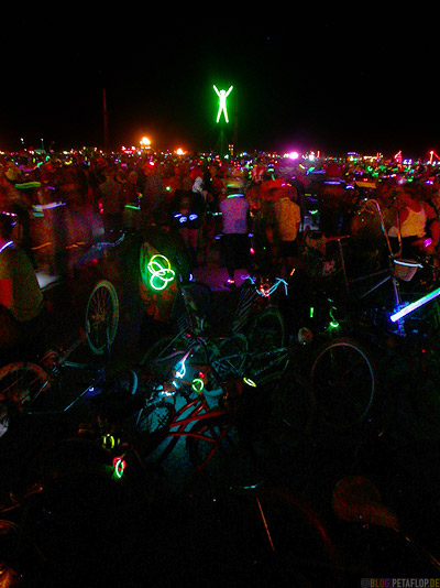 crowd-waiting-for-the-man-burns-Burning-Man-2007-Saturday-night-Samstag-Nacht-Black-Rock-Desert-Nevada-USA-DSCN4565.jpg