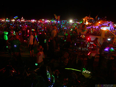 crowd-waiting-for-the-man-burns-Burning-Man-2007-Saturday-night-Samstag-Nacht-Black-Rock-Desert-Nevada-USA-DSCN4567.jpg