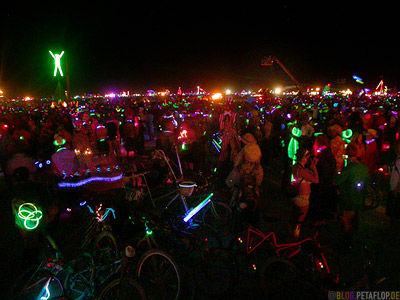 crowd-waiting-for-the-man-burns-Burning-Man-2007-Saturday-night-Samstag-Nacht-Black-Rock-Desert-Nevada-USA-DSCN4571.jpg