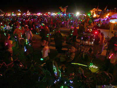 crowd-waiting-for-the-man-burns-Burning-Man-2007-Saturday-night-Samstag-Nacht-Black-Rock-Desert-Nevada-USA-DSCN4572.jpg