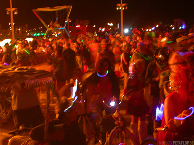 crowd-waiting-for-the-man-burns-Burning-Man-2007-Saturday-night-Samstag-Nacht-Black-Rock-Desert-Nevada-USA-DSCN4575.jpg