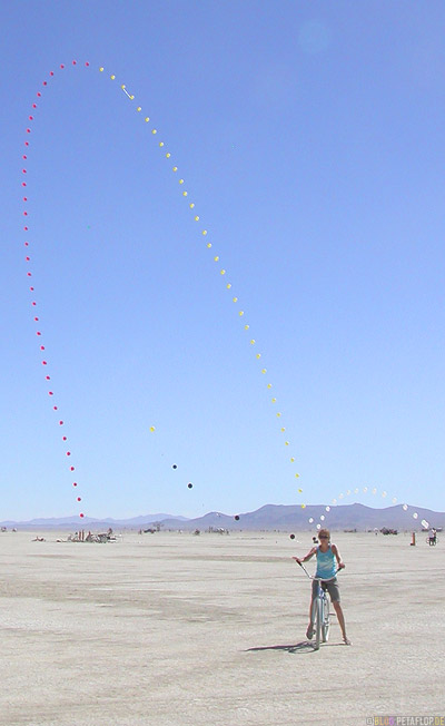 giant-air-balloon-riesige-Luftballon-Installatiuon-Playa-Riding-a-bike-Radfahren-Fahrrad-Burning-Man-2007-Black-Rock-Desert-Nevada-USA-DSCN4682.jpg