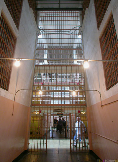 hallway-Gang-Alcatraz-The-Rock-SF-San-Francisco-California-Kalifornien-USA-DSCN5228.jpg