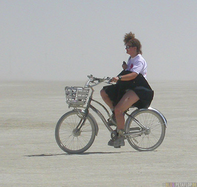 Helge-Schneiders-Mutter-Frau-Playa-Riding-a-bike-Radfahren-Fahrrad-Burning-Man-2007-Black-Rock-Desert-Nevada-USA-DSCN4728.jpg