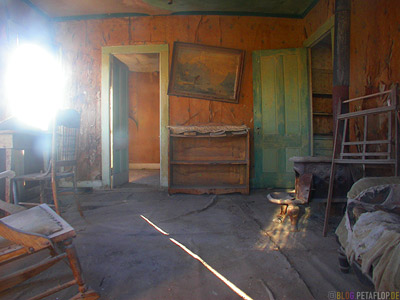 Interior-Inside-Ghosttown-Ghost-town-Geisterstadt-Bodie-California-USA-DSCN4878.jpg
