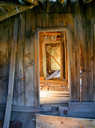 Interior-Inside-Ghosttown-Ghost-town-Geisterstadt-Bodie-California-USA-DSCN4913.jpg