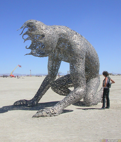 kneeling-kniend-Kniender-Metal-Metall-Art-Sculpture-Skulptur-Kunst-Playa-Burning-Man-2007-Black-Rock-Desert-Nevada-USA-DSCN4716.jpg