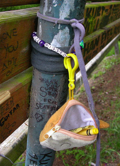 Kurt-Cobain-Memorabilia-on-a-park-bench-next-to-the-house-where-he-shot-himself-Viretta-Park-Seattle-Washington-USA-DSCN3652.jpg