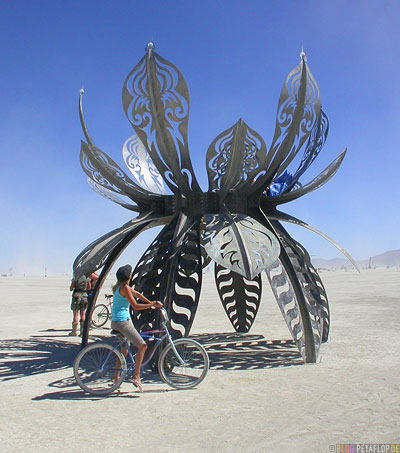 Metal-leaves-Metallblaetter-Art-Sculpture-Skulptur-Kunst-Playa-Riding-a-bike-Radfahren-Fahrrad-Burning-Man-2007-Black-Rock-Desert-Nevada-USA-DSCN4722.jpg