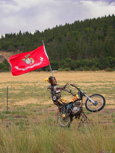 Motorcycle-Metal-Sculpture-Skulptur-Metall-Motorrad-United-States-Marine-Corps-Flag-Highway-395-near-Eagleville-California-Kalifornien-USA-DSCN4327.jpg