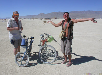 Playa-Riding-a-bike-Radfahren-Fahrrad-Burning-Man-2007-Black-Rock-Desert-Nevada-USA-DSCN4714.jpg