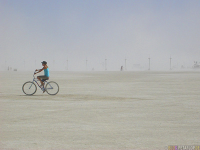 Playa-Riding-a-bike-Radfahren-Fahrrad-Burning-Man-2007-Black-Rock-Desert-Nevada-USA-DSCN4730.jpg