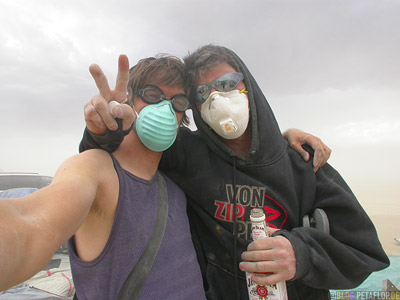 Ryan-breathing-masks-Atemmasken-Desertstorm-Sandstorm-Sandsturm-Wuestensturm-Burning-Man-2007-Friday-Freitag-Black-Rock-Desert-Nevada-USA-DSCN4434.jpg