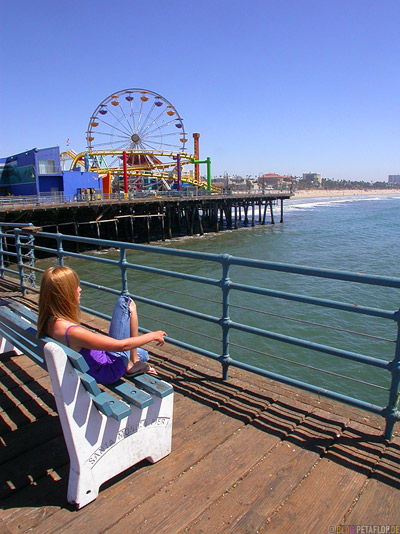 Santa-Monica-Beach-Sand-Boardwalk-Footbridge-Steg-Funfair-Kirmes-Riesenrad-big-giant-ferris-wheel-Kermess-Kermis-Strand-Los-Angeles-USA-DSCN5530.jpg