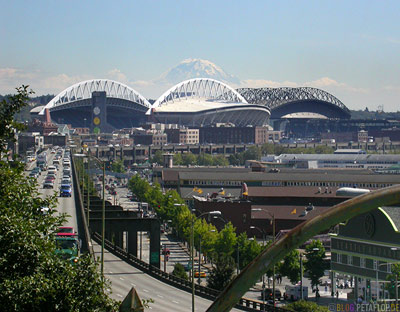 Seahawks-Stadium-and-Safeco-Field-from-Pike-Market-Square-Stadion-Waterfront-Seattle-Washington-USA-DSCN3453.jpg