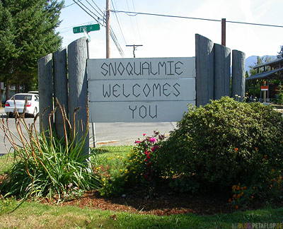 Snoqualmie-welcomes-you-Twin-Peaks-Washington-USA-DSCN3543.jpg