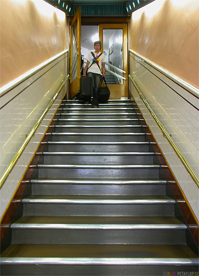 Stairs-Treppenaufgang-Panama-Hotel-Seattle-Washington-USA-DSCN3447.jpg