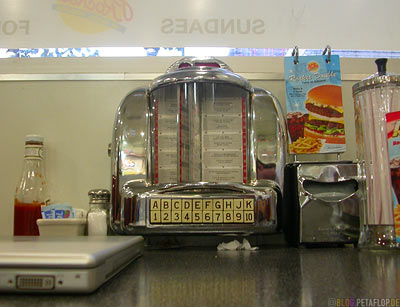 Table-Jukebox-Tisch-Johnny-Rockets-Burgers-Pike-Street-Seattle-Washington-USA-DSCN3388.jpg