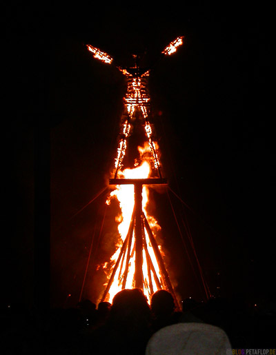 the-man-burns-Burning-Man-2007-Saturday-night-Samstag-Nacht-Black-Rock-Desert-Nevada-USA-DSCN4625.jpg