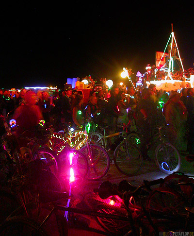 the-man-burns-crowd-Burning-Man-2007-Saturday-night-Samstag-Nacht-Black-Rock-Desert-Nevada-USA-DSCN4596.jpg