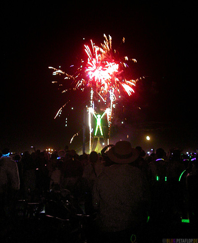 the-man-burns-fireworks-Feuerwerk-Burning-Man-2007-Saturday-night-Samstag-Nacht-Black-Rock-Desert-Nevada-USA-DSCN4579.jpg