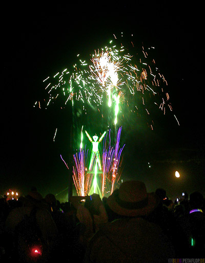 the-man-burns-fireworks-Feuerwerk-Burning-Man-2007-Saturday-night-Samstag-Nacht-Black-Rock-Desert-Nevada-USA-DSCN4581.jpg