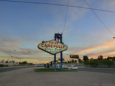 Backside-from-behind-von-hinten-Ru?ckseite-Neon-Sign-Welcome-to-famous-Las-Vegas-Nevada-USA-DSCN5969.jpg