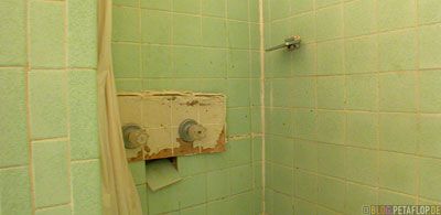 dirty-trashy-bath-room-Allen-Motel-Clayton-New-Mexico-USA-DSCN7267.jpg