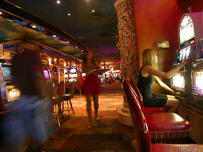 Einarmiger-one-armed-bandit-Spielautomat-waitress-Kellnerin-Sahara-Hotel-Casino-Las-Vegas-Nevada-USA-DSCN6126.jpg