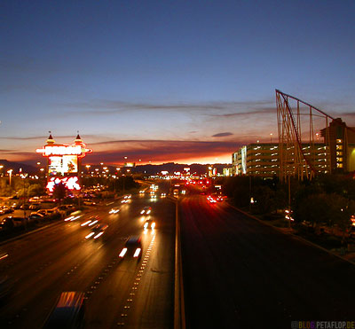 Evening-Sky-Abendhimmel-Roller-Coaster-Achterbahn-Las-Vegas-Flamingo-Road-Nevada-USA-DSCN6011.jpg