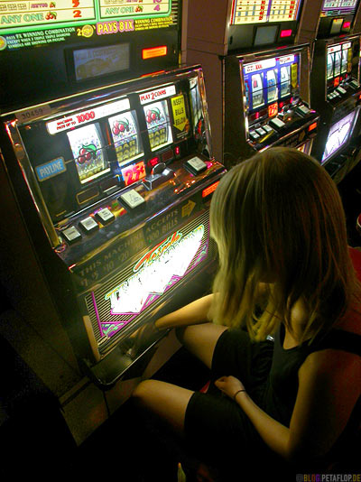 fetching-coins-Einarmiger-one-armed-bandit-Spielautomat-Sahara-Hotel-Casino-Las-Vegas-Nevada-USA-DSCN6100.jpg