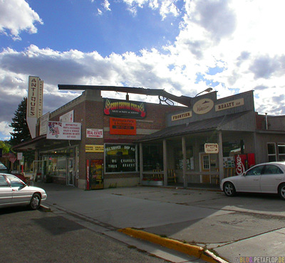 giant-gun-on-shop-roof-Riesengewehr-auf-Dach-Cody-Wyoming-USA-00247.jpg