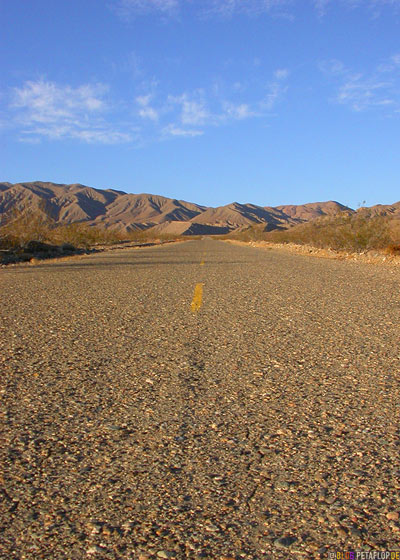 grober-rough-Asphalt-Road-Strasse-Death-Valley-Deathvalley-Desert-Wueste-California-Kalifornia-USA-DSCN5655.jpg