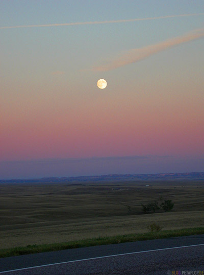 Moon-Sunset-Dusk-Daemmerung-Mond-Nebraska-USA-DSCN7192.jpg