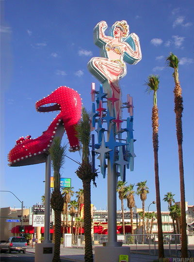 Neon-Girl-Pumps-Museum-Fremont-Street-Fremont-East-District-Las-Vegas-Nevada-USA-DSCN5942.jpg