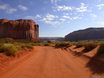 sandy-road-Strasse-roter-Sand-red-rocks-rote-Felsen-Monument-Valley-Arizona-USA-DSCN6503.jpg