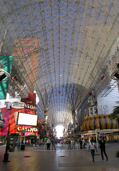 Sky-Parade-giant-gigantic-riesiger-LED-TV-Screen-biggest-in-the-world-groester-Bildschirm-TV-Wand-Decke-Ceiling-Fremont-Street-Las-Vegas-Nevada-USA-DSCN5912.jpg