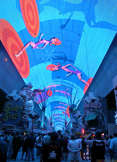 Sky-Parade-giant-gigantic-riesiger-LED-TV-Screen-biggest-in-the-world-groester-Bildschirm-TV-Wand-Decke-Ceiling-Fremont-Street-Las-Vegas-Nevada-USA-DSCN6085.jpg