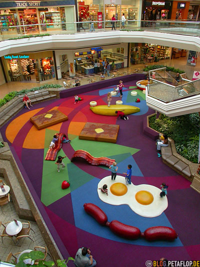 Spielplatz-Playground-breakfast-sausages-sunny-side-up-eggs-bacon-Spiegeleier-Wuerstchen-Speck-Waffeln-Waffles-Mall-Shopping-Center-Denver-Colorado-USA-DSCN7218.jpg