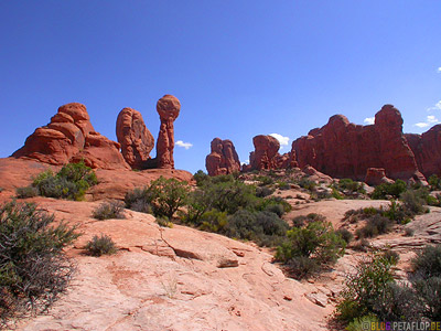 Steinsaeulen-rock-columns-red-rot-rote-phallus-roter-Fels-Arches-National-Park-Utah-USA-DSCN6621.jpg