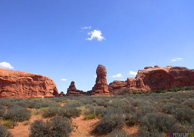 Steinsaeulen-rock-columns-red-rot-rote-phallus-roter-Fels-Arches-National-Park-Utah-USA-DSCN6650.jpg