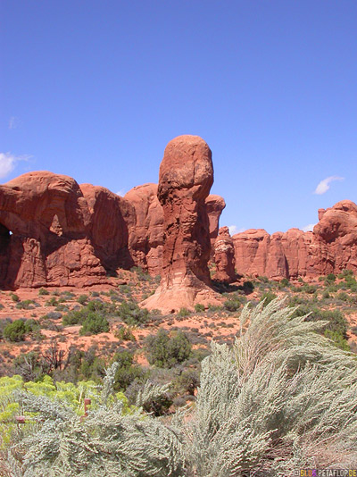 Steinsaeulen-rock-columns-red-rot-rote-Steinpenis-phallus-roter-Fels-Arches-National-Park-Utah-USA-DSCN6653.jpg