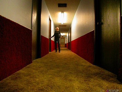 thick-carpet-dicker-teppich-corridor-hallway-Flur-Motel-A-Bar-Lounge-Supper-Club-Island-Park-Idaho-USA-DSCN6739.jpg