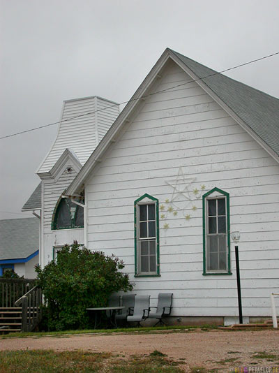 weisse-Kirche-Holz-wooden-white-Church-Pentagram-Pentacle-Pentagramm-Drudenfuss-Sundance-Wyoming-USA-DSCN7126.jpg