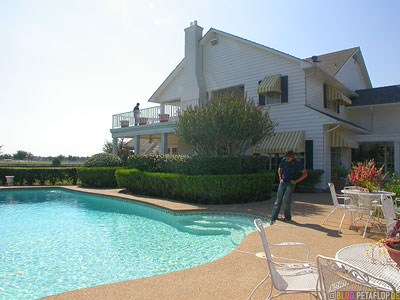 Balcony-Terrace-Terrasse-Balkon-Swimming-Pool-Southfork-Ranch-Dallas-TV-series-Serie-Dallas-Texas-TX-USA-DSCN7598.jpg