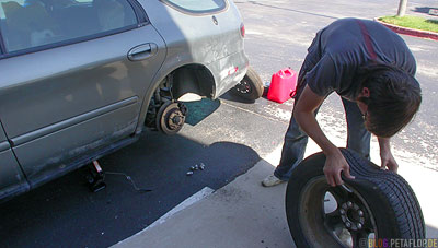 car-jack-tire-change-Reifenwechsel-Wagenheber-Ford-Taurus-SEL-flat-tire-platter-Reifen-Oklahoma-City-OK-USA-DSCN7355.jpg