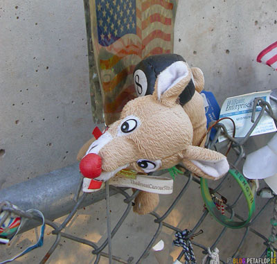 commemorative-objects-cuddly-toy-Stofftiere-Opfer-Bombenanschlag-Mahnmal-Denkmal-National-Memorial-Alfred-P-Murrah-Federal-Building-Bombing-Victims-Oklahoma-City-OK-USA-DSCN7405.jpg