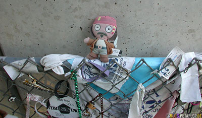 commemorative-objects-things-Memorabilia-cuddly-toys-Erinnerungsstueck-Anschlag-Mahnmal-National-Memorial-Alfred-P-Murrah-Federal-Building-Bombing-Oklahoma-City-OK-USA-DSCN7409.jpg