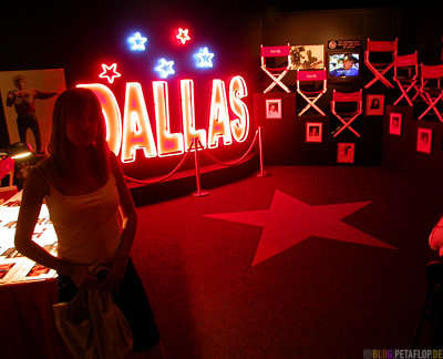 Dallas-Legends-Exhibit-Museum-Regiestuehle-Set-Chairs-Southfork-Ranch-Dallas-TV-series-Serie-Dallas-Texas-TX-USA-DSCN7644.jpg